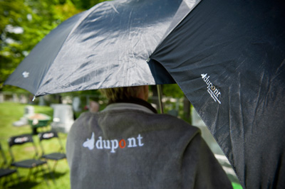 Couvertures et parapluies signée du logo des Services Commémoratifs Dupont
